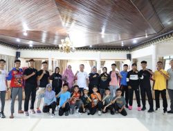 Komite Olahraga Nasional Indonesia Kota Pariaman Lepas 29 Atlet Tarung Derajat Berjuang ke Seleksi Nasional