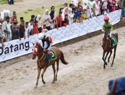 Libur Lebaran 2025, Wisatawan Kepincut Pacuan Kuda di Padang Pariaman