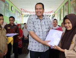Pagi yang Cerah untuk Pendidikan: 496 Siswa SMP di Pariaman Terima Seragam Gratis
