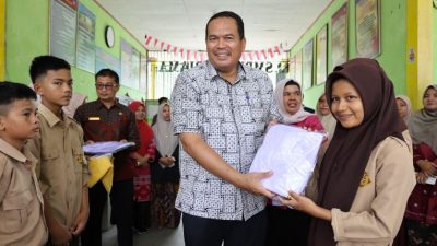 Pagi yang Cerah untuk Pendidikan: 496 Siswa SMP di Pariaman Terima Seragam Gratis